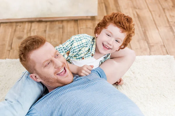 Boldog apa és fia — Stock Fotó