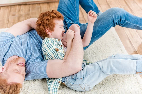Tată fericit cu fiul — Fotografie, imagine de stoc