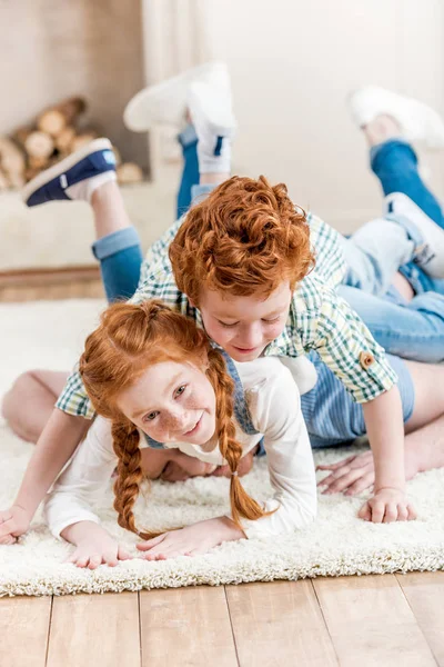 Siblings playing at home — Stock Photo, Image