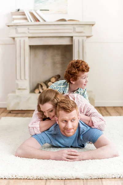 Parents playing with son — Stock Photo, Image