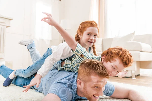 Gelukkig vader met kinderen — Stockfoto