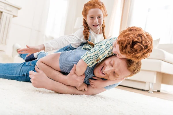 Gelukkig vader met kinderen — Stockfoto