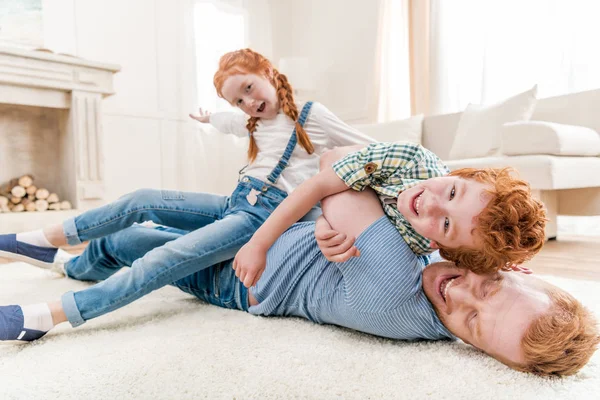 Padre che gioca con i bambini — Foto Stock