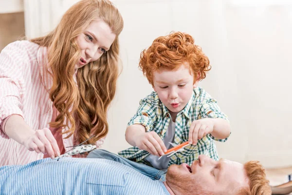 Familjen leker med leksaker — Stockfoto