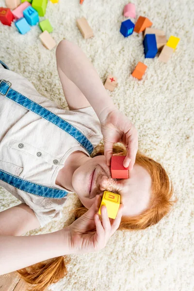 Kleines Mädchen auf dem Boden liegend — Stockfoto