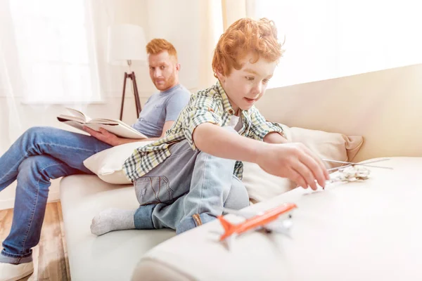 Pequeño niño jugando con juguetes — Foto de Stock