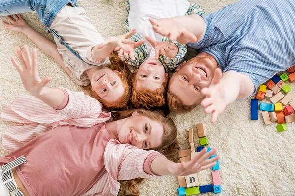 Lycklig familj liggande på golvet — Stockfoto
