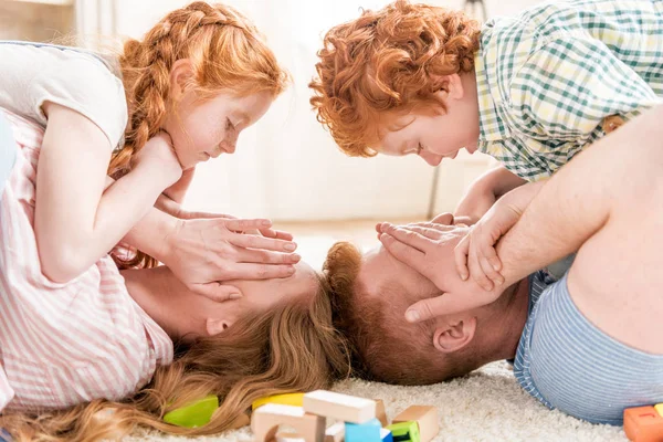 Niños que pasan tiempo con sus padres — Foto de Stock