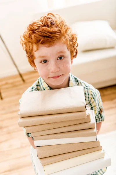 Petit garçon et tas de livres — Photo