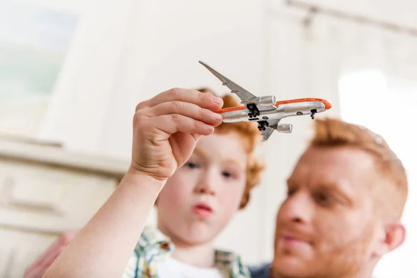 Padre jugando con hijo — Foto de Stock