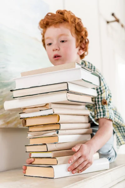 Kleine jongen en stapel boeken — Stockfoto