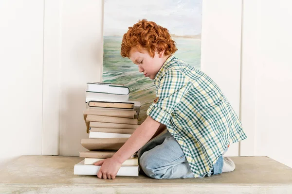 Kleiner Junge und ein Stapel Bücher — Stockfoto