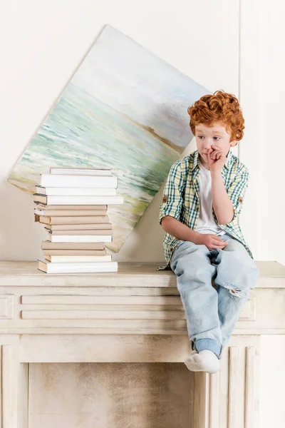 Kleiner Junge und ein Stapel Bücher — Stockfoto