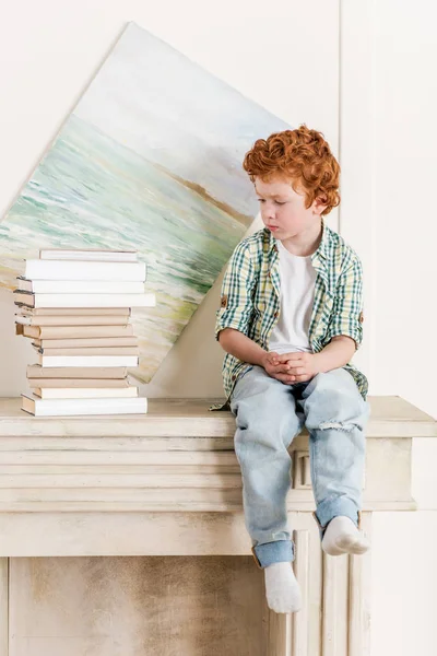 Kleiner Junge und ein Stapel Bücher — Stockfoto