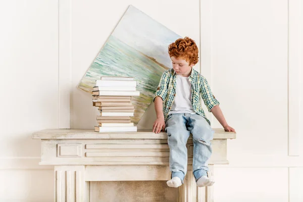 Kleine jongen en stapel boeken — Stockfoto