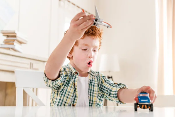 Menino brincando com brinquedos — Fotografia de Stock