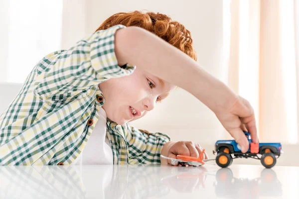 Liten pojke leker med leksaker — Stockfoto