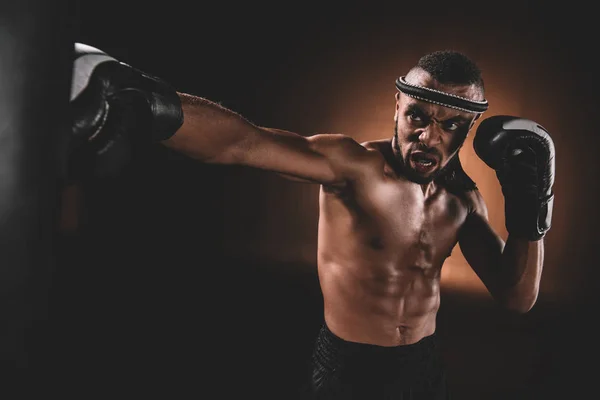 Entrenamiento de atleta Muay Thai — Foto de Stock