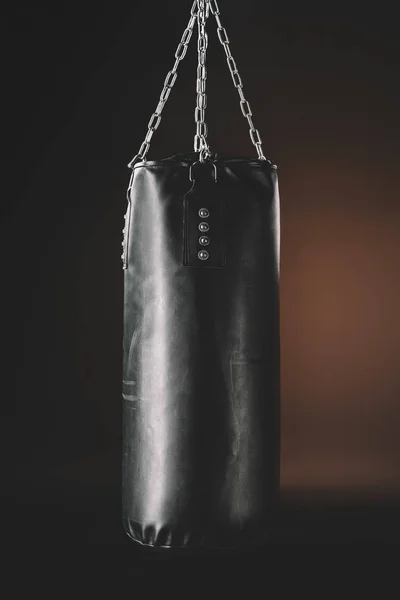 Чёрная боксерская груша — стоковое фото