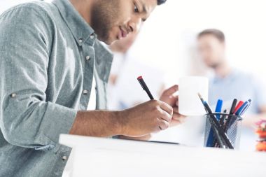 ofiste çalışan geçici iş adamları