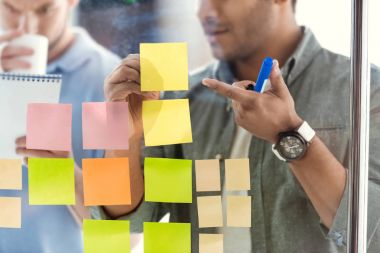 ofiste çalışan geçici iş adamları