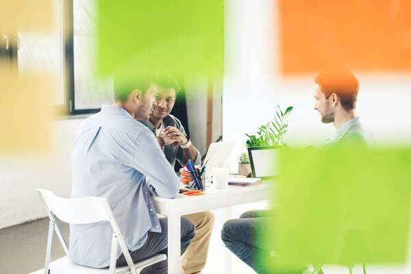 случайные бизнесмены, работающие в офисе
