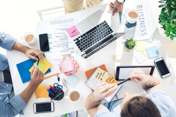 случайные бизнесмены, работающие в офисе
