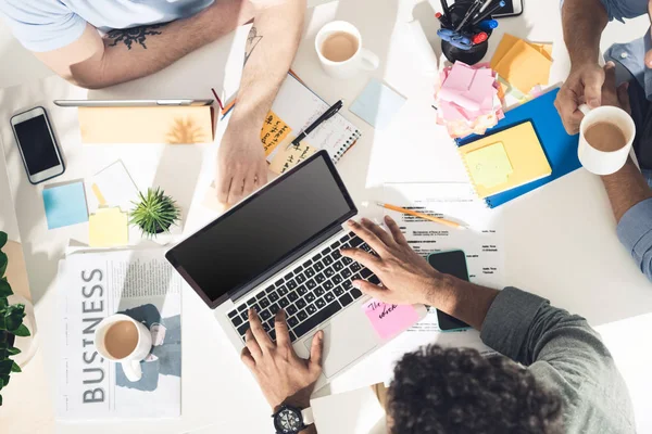 Hommes d'affaires occasionnels travaillant au bureau — Photo