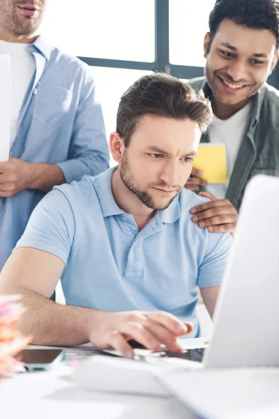 Hombres de negocios casuales que trabajan en la oficina —  Fotos de Stock