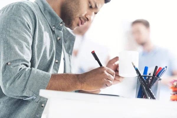 Hombres de negocios casuales que trabajan en la oficina — Foto de Stock