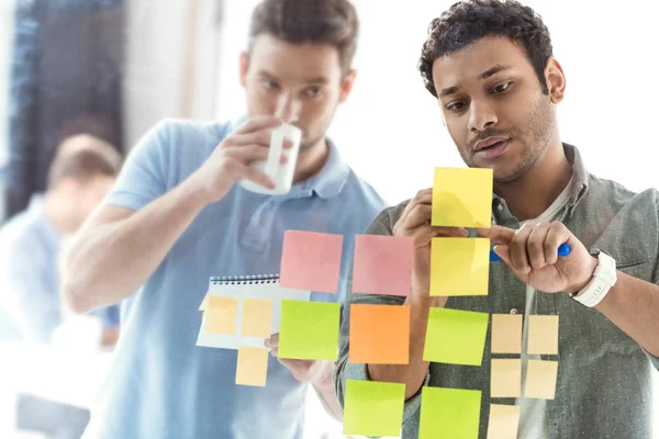 Uomini d'affari occasionali che lavorano in ufficio — Foto Stock