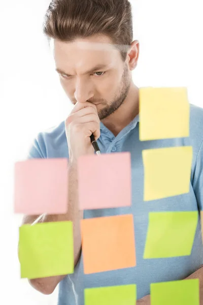 Nachdenklicher Geschäftsmann arbeitet in modernem Büro — Stockfoto