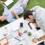 Empresarios durmiendo en oficina moderna