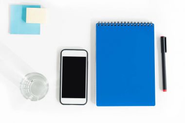 Smartphone ve ofis malzemeleri 