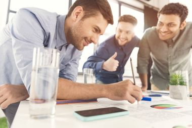 Projede çalışan iş adamları 