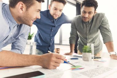 Projede çalışan iş adamları 