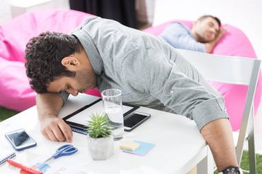 Modern ofiste uyku işadamları