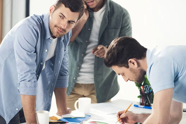 Hommes d'affaires occasionnels travaillant au bureau — Photo