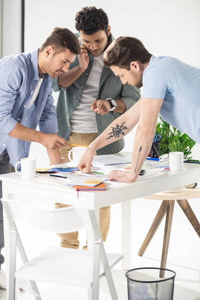 случайные бизнесмены, работающие в офисе
