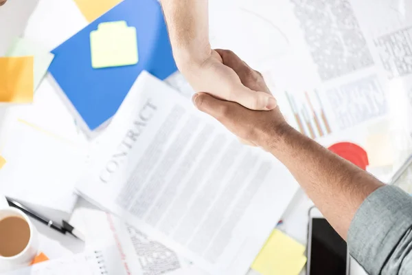 Empresarios dándose la mano — Foto de Stock