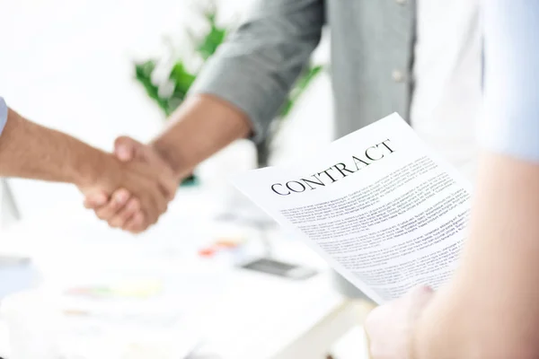 Ondernemers werken met contract — Stockfoto