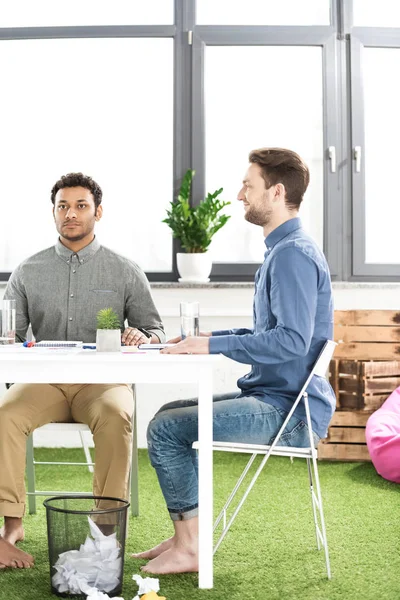 Empresarios trabajando en proyecto — Foto de stock gratuita