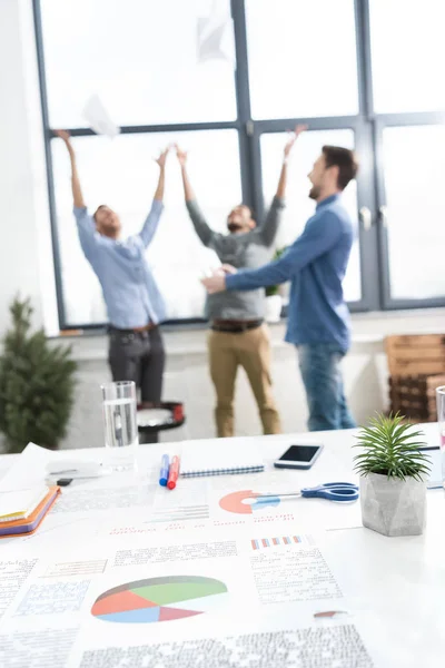 Empresarios trabajando en proyecto — Foto de Stock