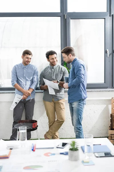 Geschäftsleute arbeiten an Projekt — Stockfoto