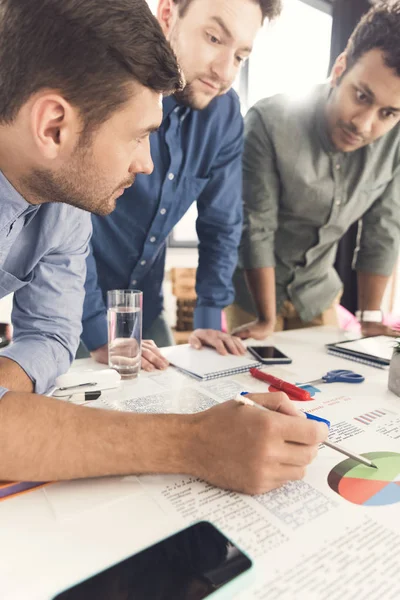 Empresarios trabajando en proyecto — Foto de Stock