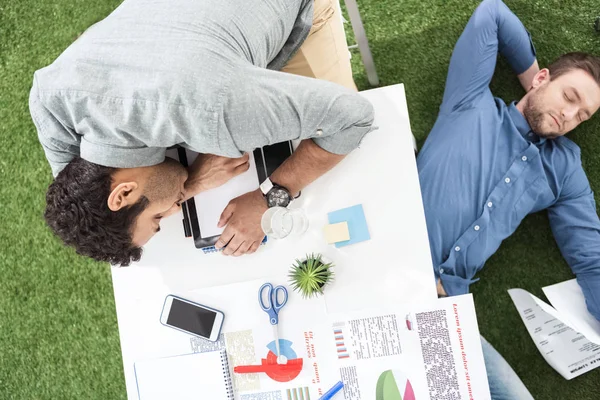 Hommes d'affaires dormant dans un bureau moderne — Photo