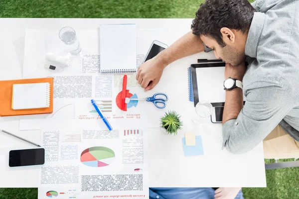 Empresários dormindo no escritório moderno — Fotografia de Stock