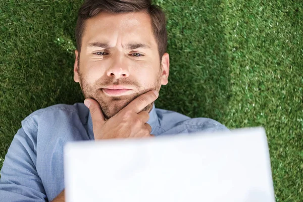 Businessman analyzing documents — Stock Photo, Image