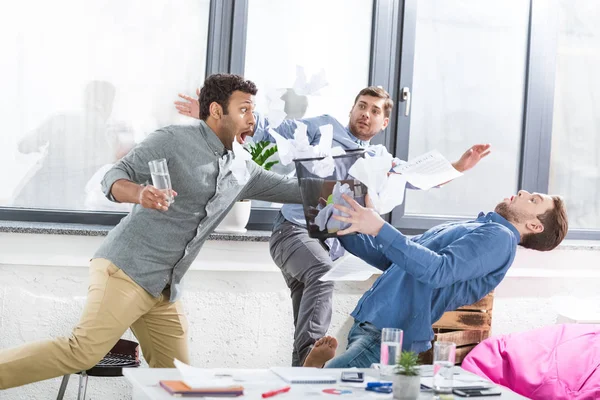 Equipe de negócios se divertindo no escritório — Fotografia de Stock