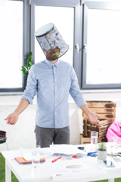 Hombre de negocios con cubo de basura en la cabeza — Foto de Stock
